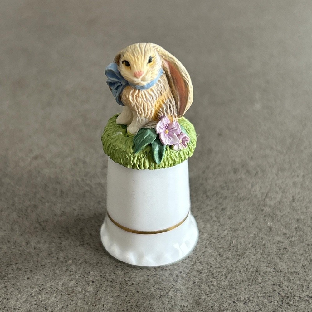 Vintage 1999 Avon Collectible Bunny Thimble Easter‎ Decor Miniature